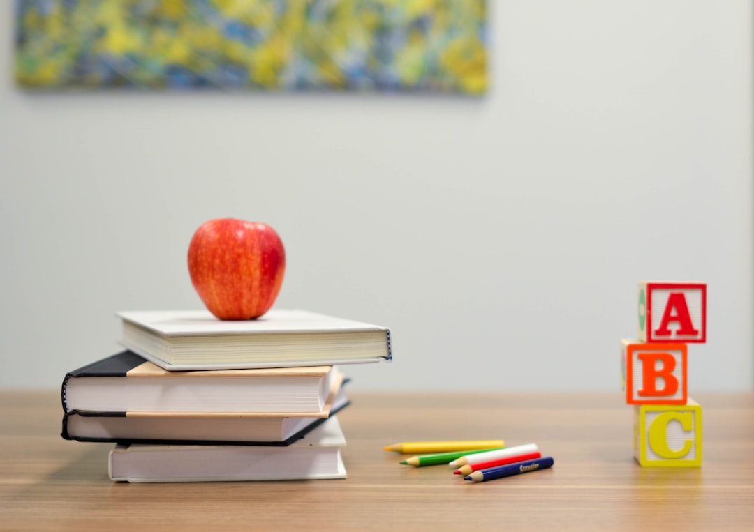 Profissional de educação especial usando sistema digital para avaliação de alunos