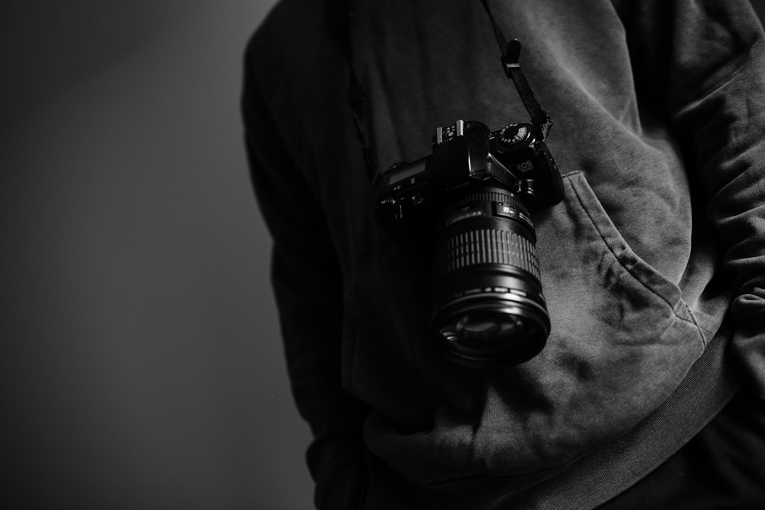 Fotógrafo profissional em estúdio com sistema digital de entrega de fotos