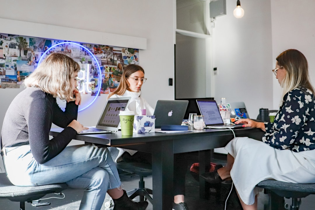 Equipe de agência de marketing usando inteligência artificial para qualificar leads