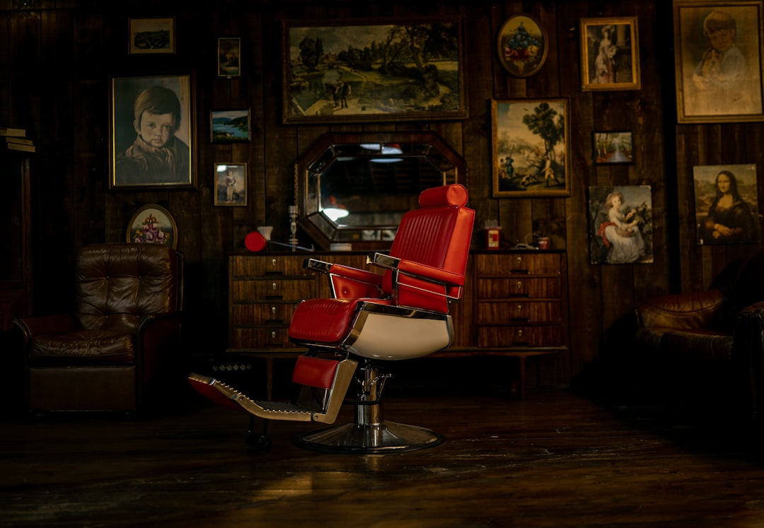 Barbeiro atendendo cliente em barbearia moderna com agendamento por IA