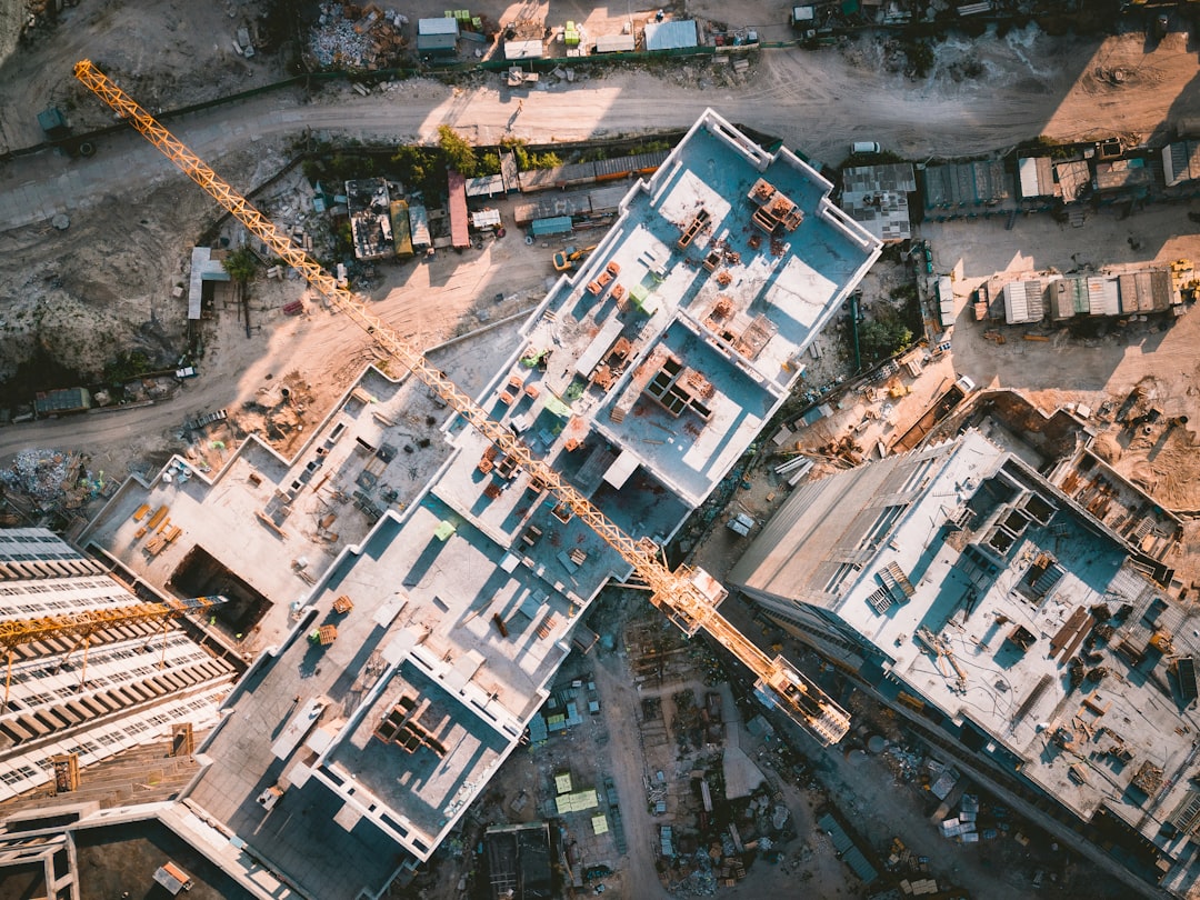 Construtora moderna com equipe de vendas utilizando inteligência artificial para qualificar leads de imóveis na planta