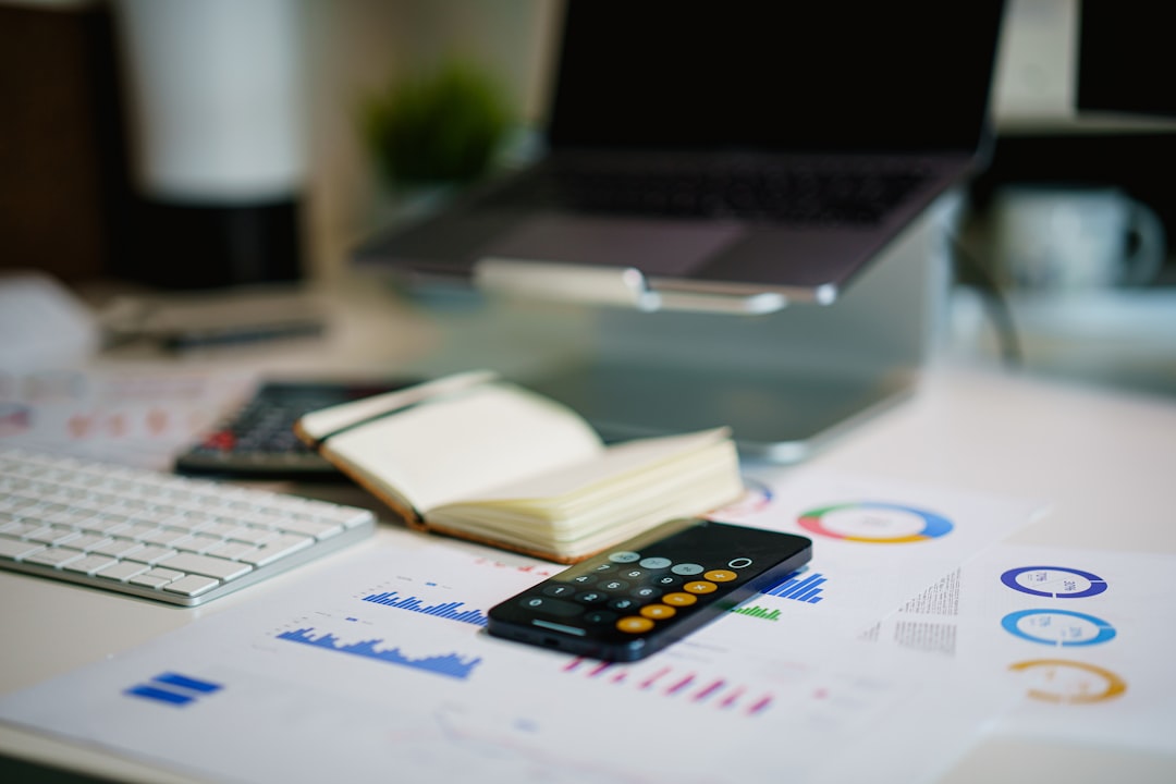 Profissional de contabilidade usando agente de IA no computador para atender clientes