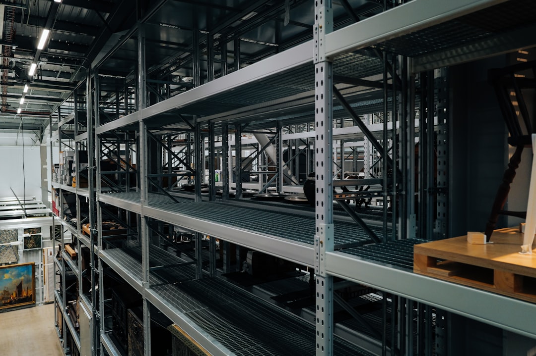 Centro de distribuição com pedidos B2B automatizados por inteligência artificial