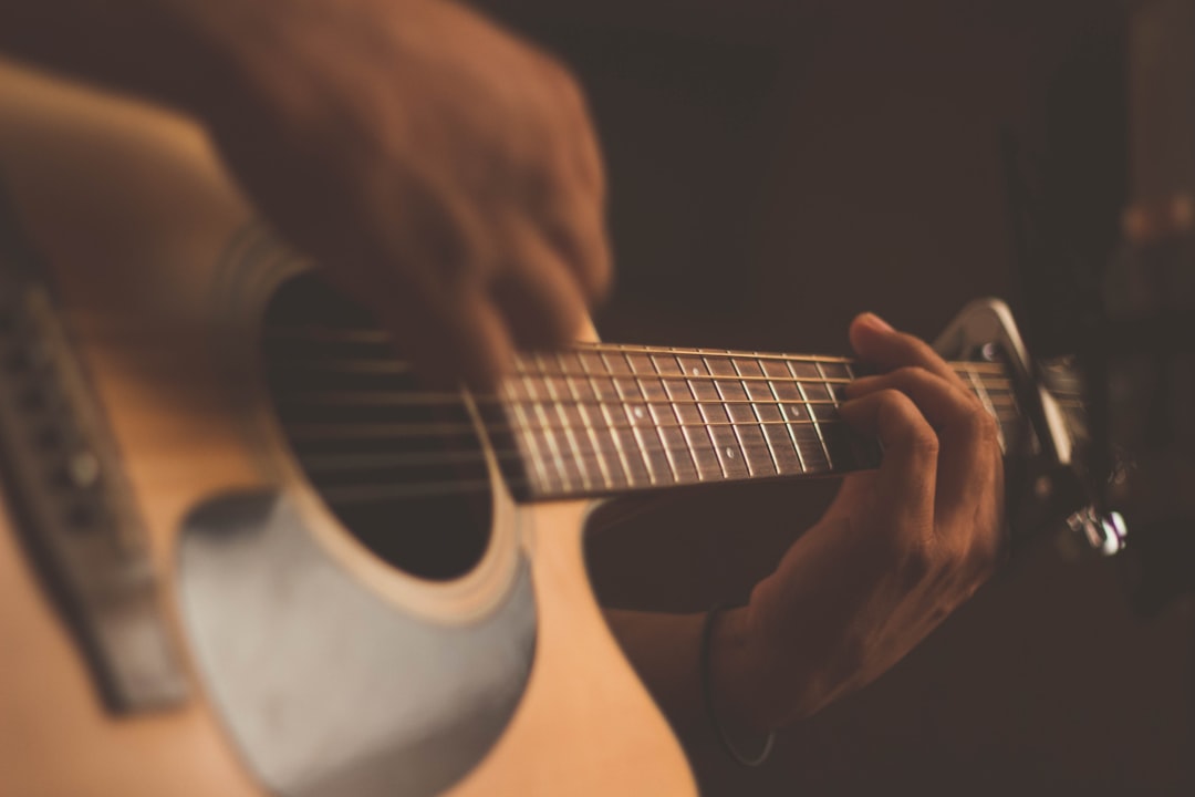 Aula em escola de música com agendamento e retenção apoiados por IA