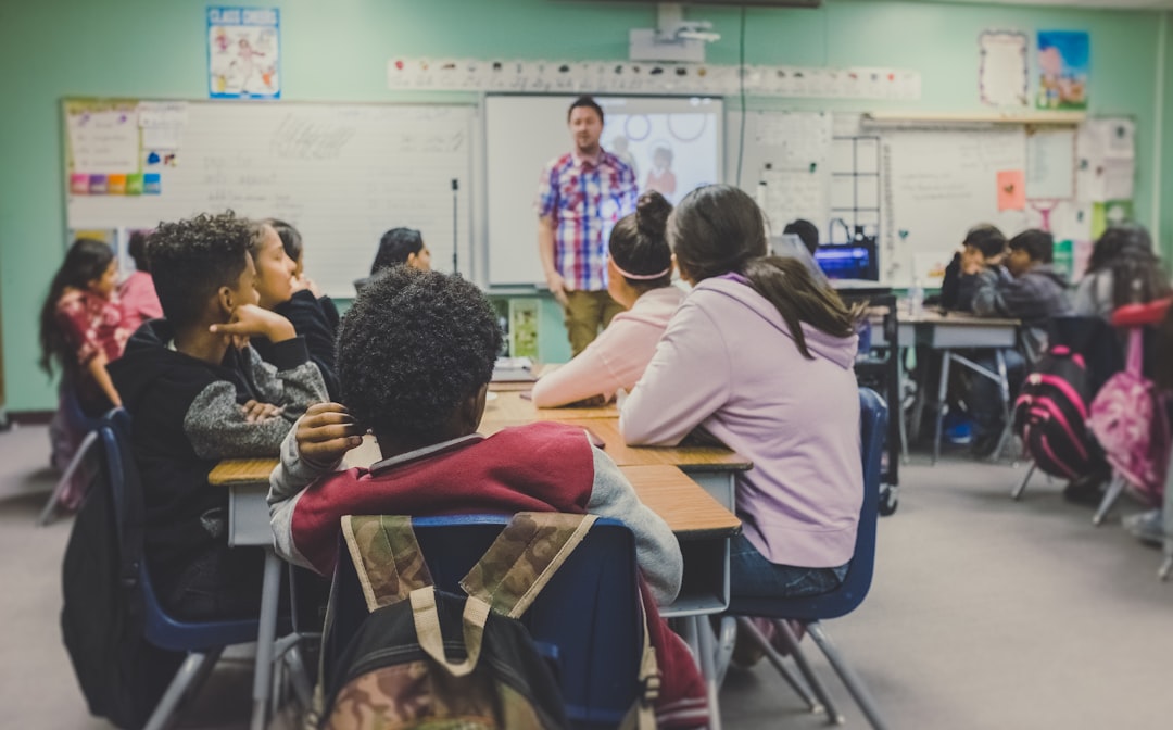 Estudantes em sala de aula moderna utilizando tecnologia e inteligência artificial no ensino