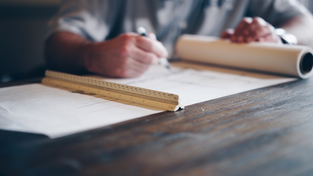 Escritório de engenharia com triagem de projetos automatizada por IA