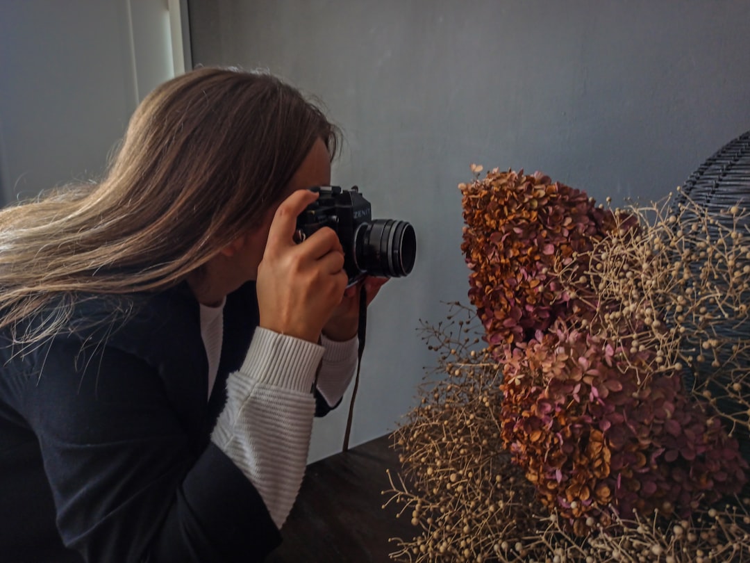 Fotógrafo em estúdio com atendimento e agenda automatizados por IA