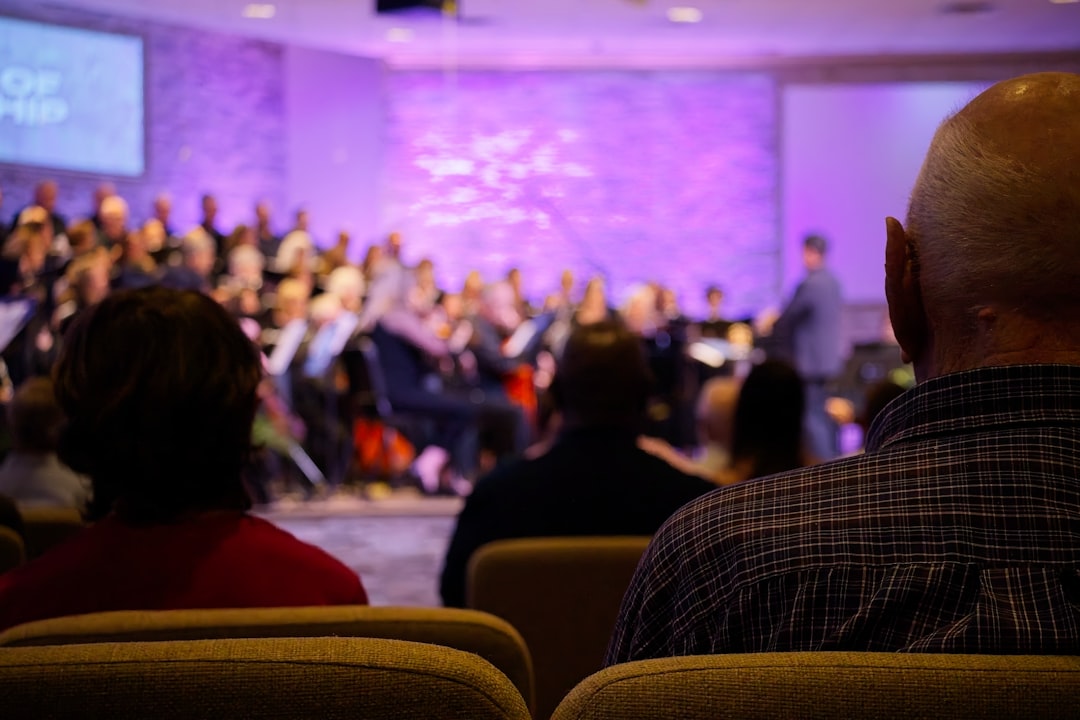 Comunidade reunida em igreja com comunicação organizada por IA no WhatsApp