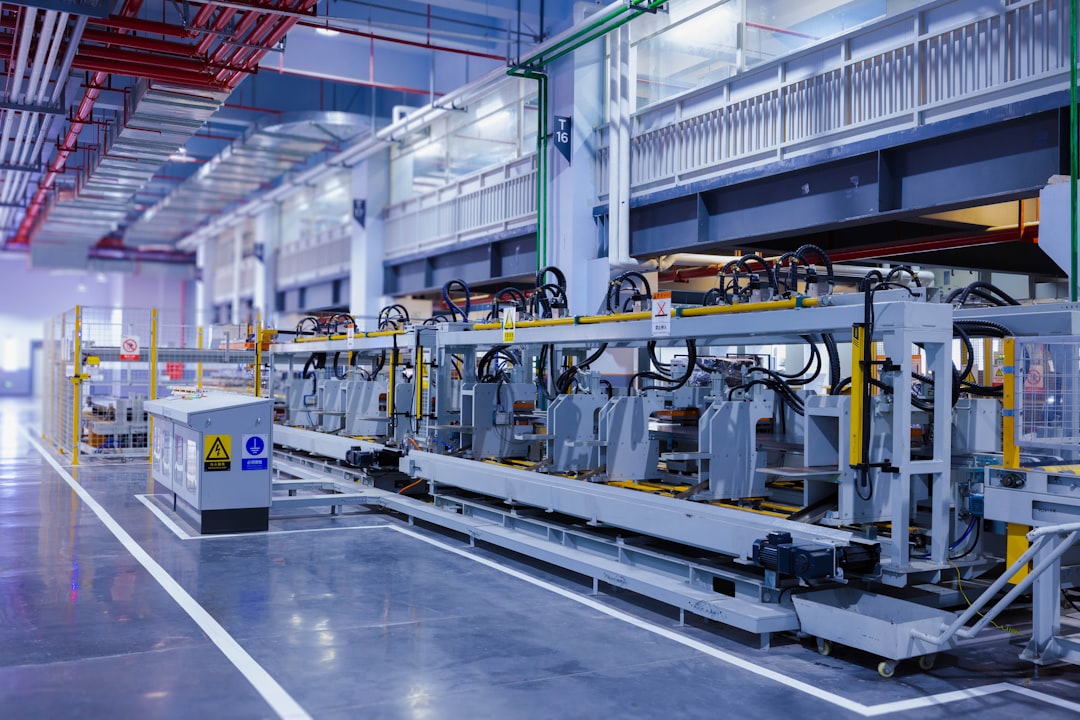 Chão de fábrica com atendimento a clientes industriais automatizado por IA