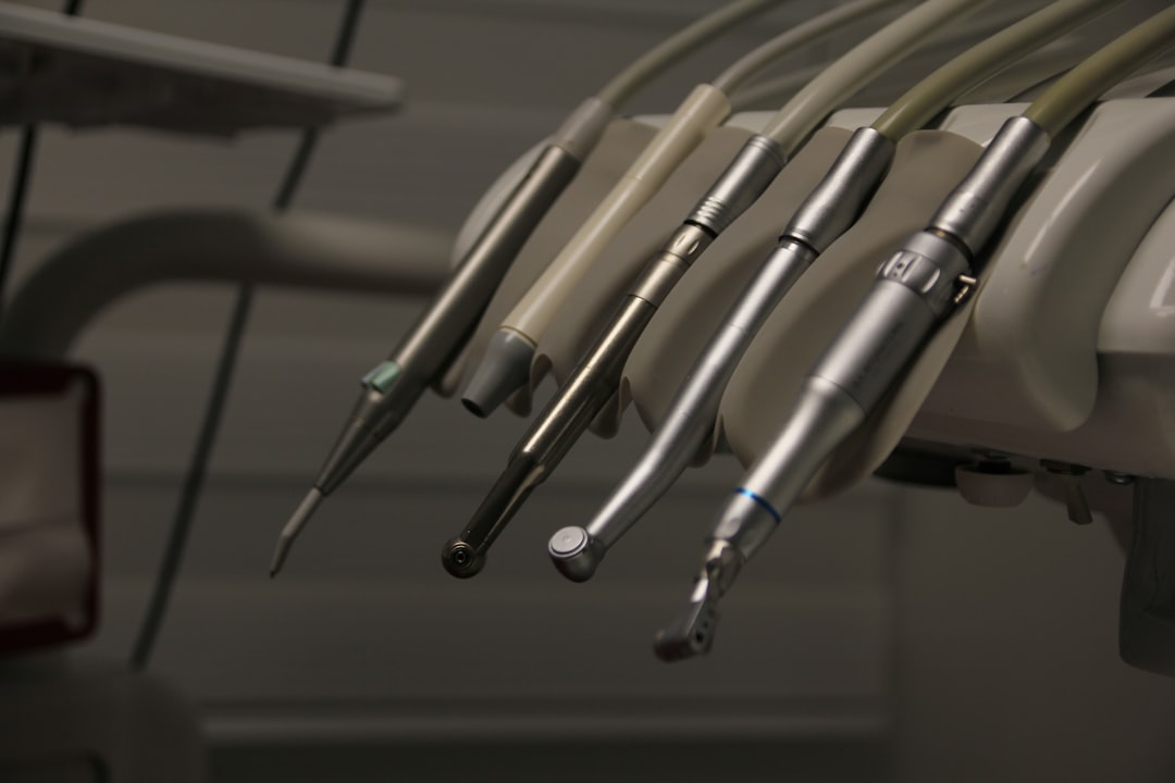 Depósito de materiais odontológicos com pedidos automatizados por IA