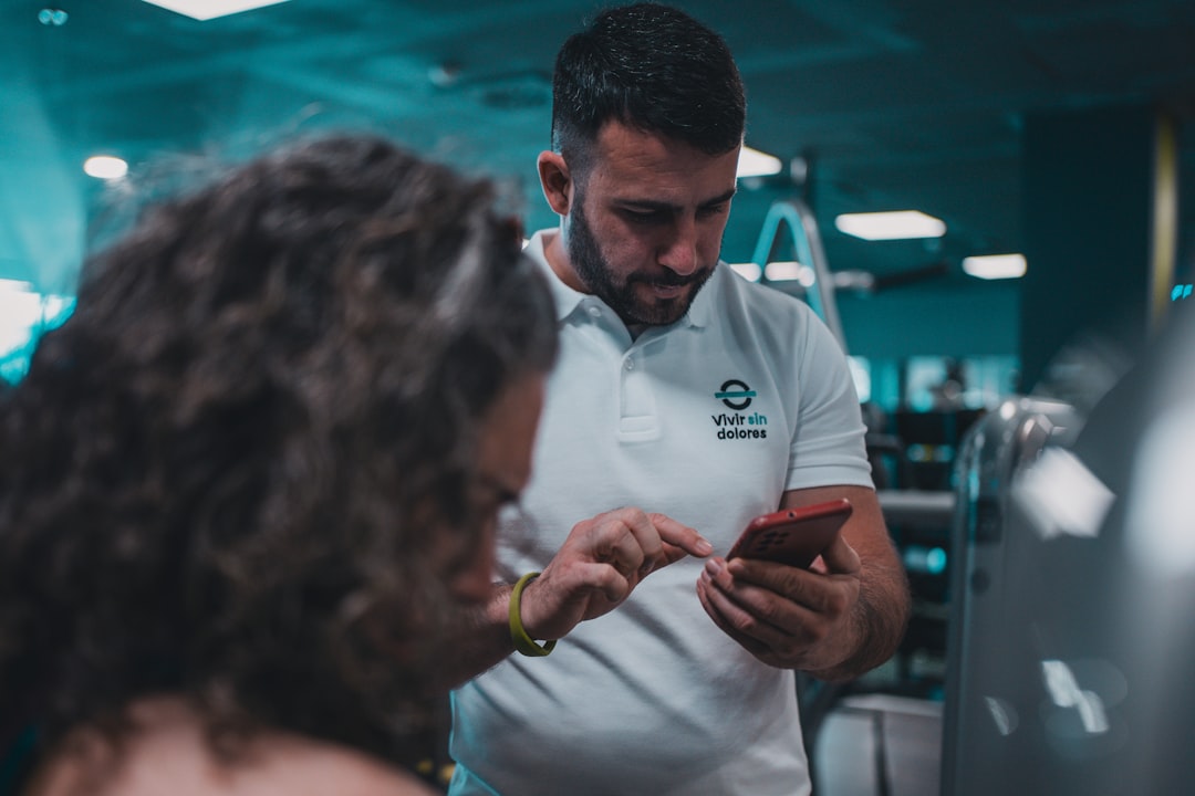 Nutricionista e personal trainer em consulta utilizando tecnologia de inteligência artificial para agendamento