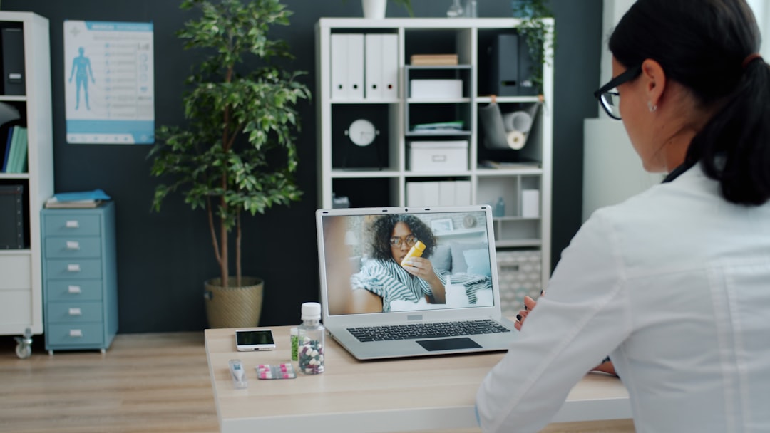 Consulta de telemedicina com agendamento e suporte automatizados por IA