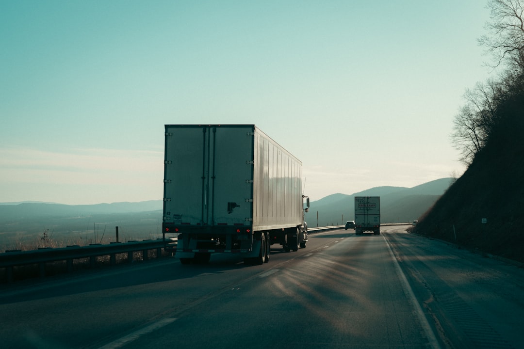 Frota de caminhões em rodovia com rastreamento automático por IA no WhatsApp