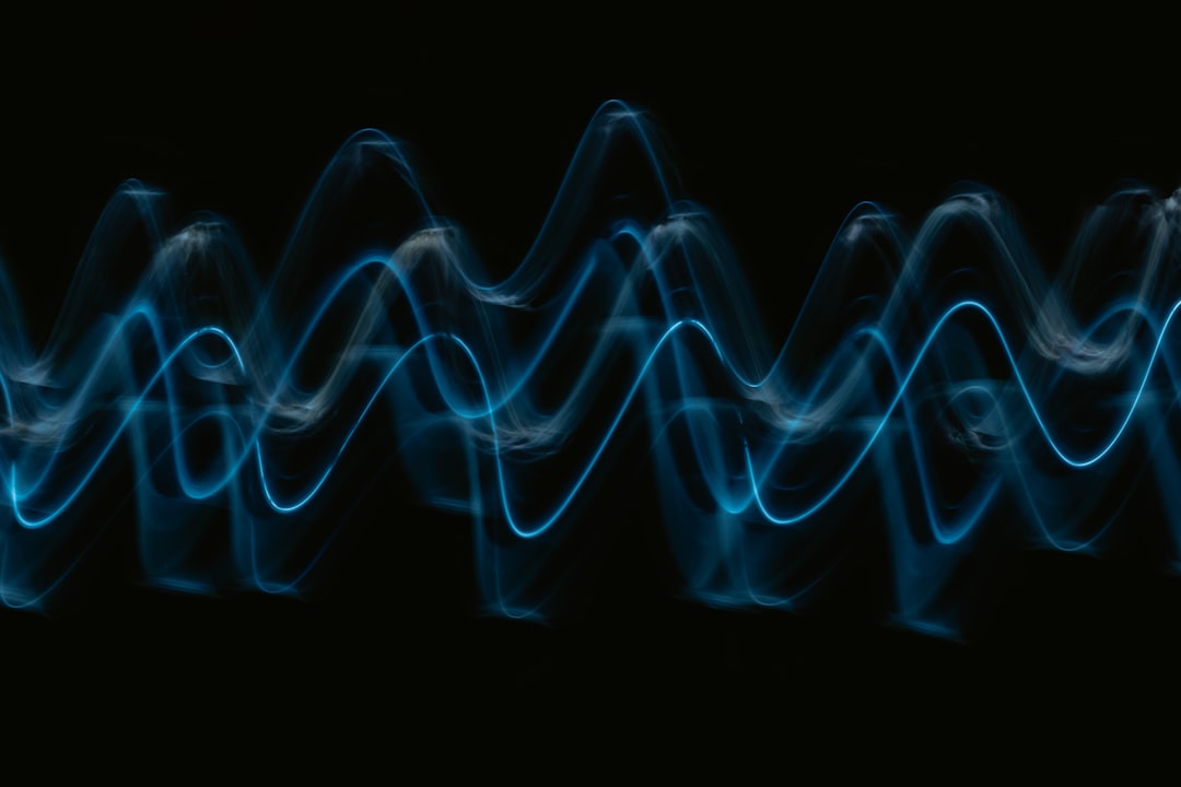 Ondas sonoras representando atendimento por voz com IA no WhatsApp