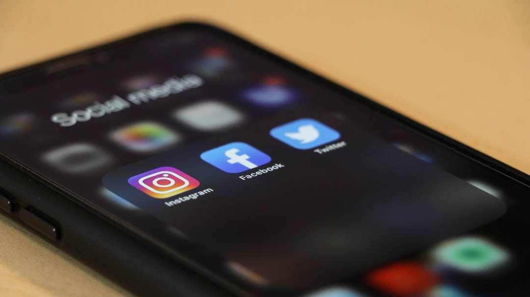 Tela de smartphone com comentários no Instagram sendo respondidos por IA