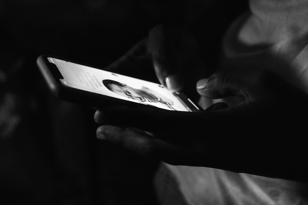 Atendimento no WhatsApp com agente de IA em um smartphone
